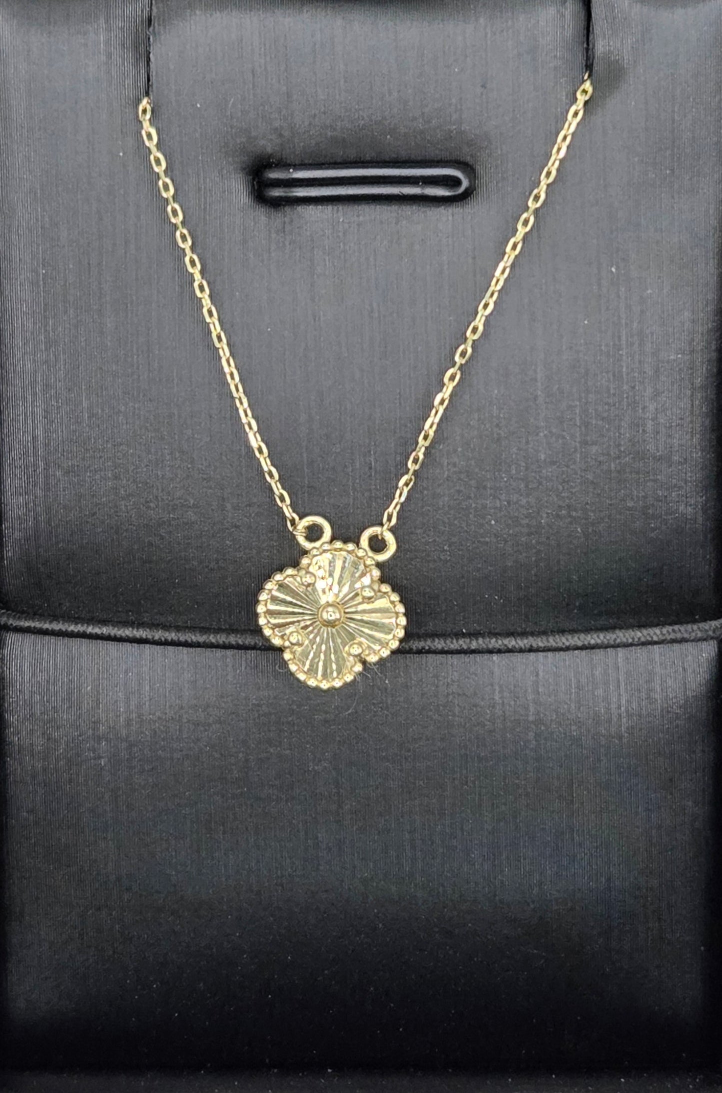 V&C CLOVER NECKLACE